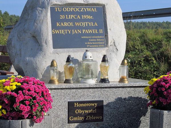 Głaz z tablicą pamiątkową pobytu w tym miejscu Karola Wojtyły w 1956 r.