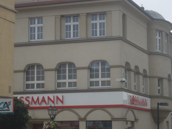 Kamienica (daw. Państwowy Dom Towarowy) na rogu ul. Szerokiej i ul.  Garbary - widok z Placu św. Anny