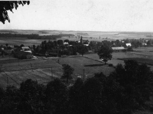 Skorzynice. Widok na końcową część Skorzynic i na kościół ewangelicki.