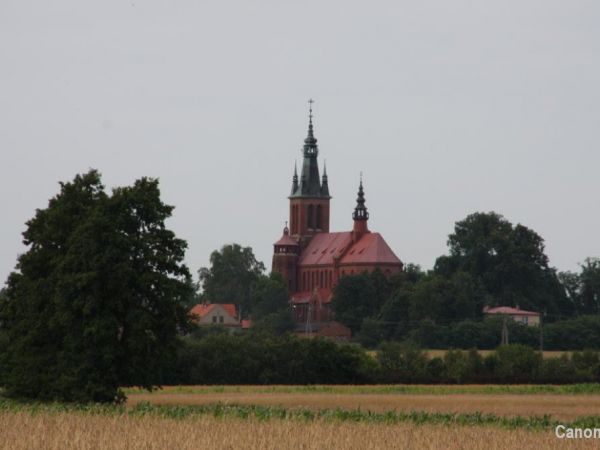 Panorama kościoła od strony południowej.