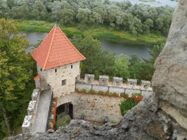 widok z wieży fortecznej - krenelaż na murach obronnych, pięknie prezentująca się baszta z bramą - tam na wyższy dziedziniec zamkowy z ekspozycją militarną.