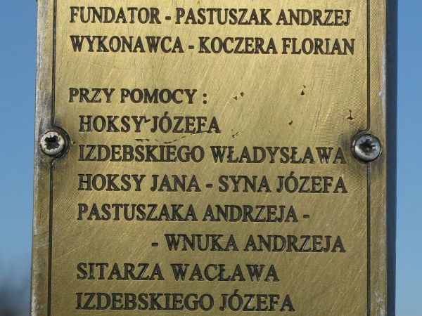 tablica z przesłaniem - na pionowej belce przydrożnego krzyża wotywnego, z wypraszaniem różnych łask i opiekę na drodze wiary.