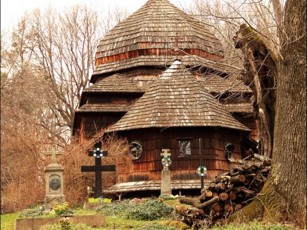 Drewniana cerkiew p.w. Wniebowstąpienia Pańskiego z 1659 r., usytuowana na wzgórzu Dębnik - Dubnyk (344 m n.p.m.), wznoszącym się ponad doliną Sanu.