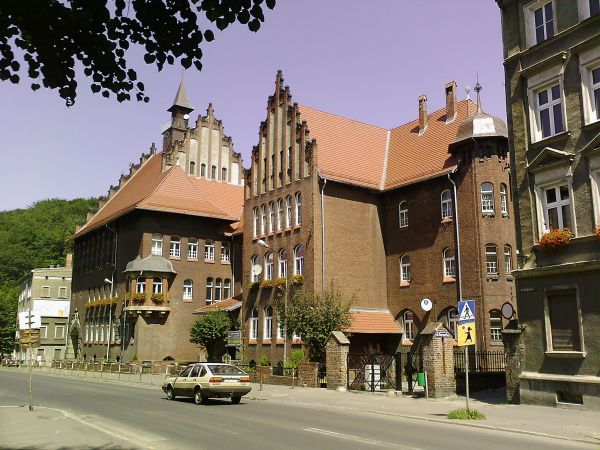 Wałbrzych. Aleja Wyzwolenia. Budynek II Liceum Ogólnokształcącego.