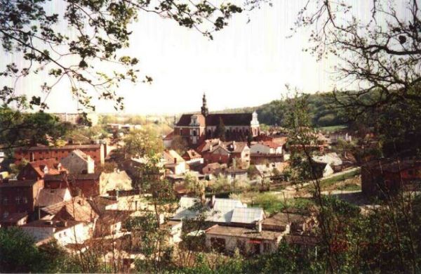 Widok - ( w głębi ) dawniej klasztor obecnie kościól pod wezwaniem NAJs. MARII PANNY ( zabytek )