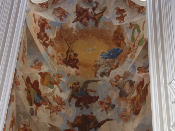 w prezbiterium powyżej na sklepieniu : Adorację Trójcy Świętej przez anioły z personifikacjami czterech stron świata.