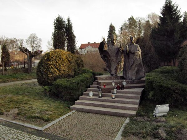 Pomnik naszego Papierza Jana Pawła II   przy kościele 2011-12-12