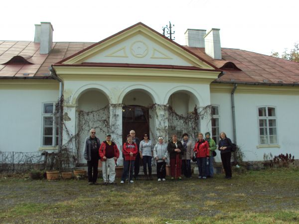 przed dworem - przyjęci byliśmy przez właścicielkę zespołu dworskiego panią Annę, dostaliśmy zgodę na fotografowanie, na pamiątkę pobytu tam wszyscy otrzymaliśm