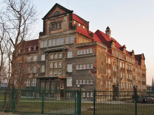 Liceum ogólnokształcace nr 6 przy ulicy Głębokiej i Siennickiej