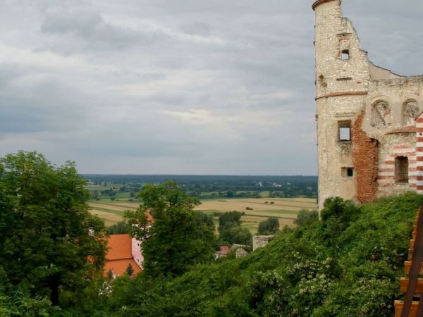 Zamek wybudowany w I poł. XVI wieku przez Mikołaja Firleja i jego syna – Piotra Firleja, pozniej w rekach Lubomirskich. W 1783 r. J.Lubomirski przegrywa z