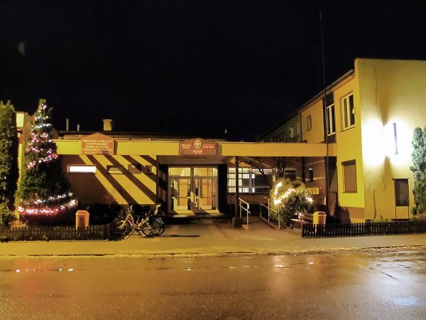 Budynek wielofunkcyjny (Urząd Miasta, Rada Miasta, Bank, MZGK, Restauracja "Kociewska") przy ulicy Mickiewicza 7 w Czarnej Wodzie. Dawniej tutaj mieścił sie hot