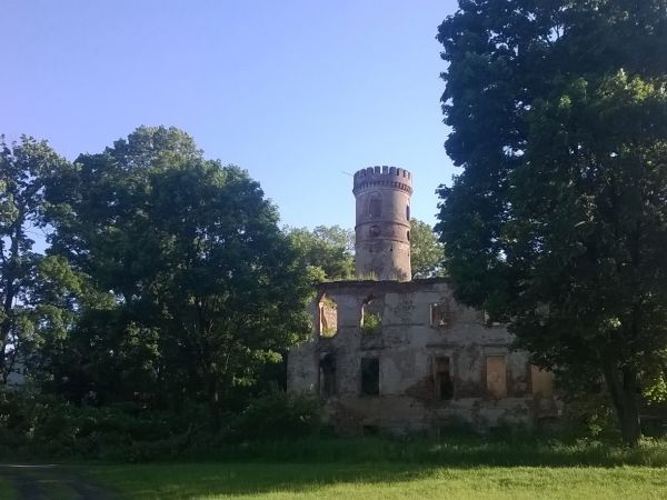 Ruiny pałacu w Rudnicy. Wybudowany w 1626 r. jako renesansowa rezydencja. Po ok. 60 latach użytkowania przebudowany w stylu barokowym, kolejny raz w 1718 r. Zni