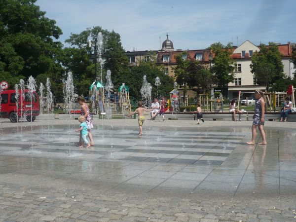 Na Placu 23 stycznia czyli Zielonym Rynku w tym roku za ogromne pieniądze miasto zafundowało mieszkańcom fontannę,wieczorem podświetlana.