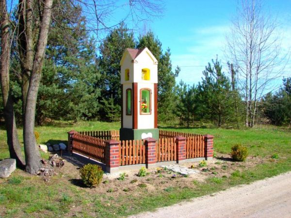 Przydrożna kapliczka .We wnęce krucyfiks,poniżej figurka Matki Boskiej. Odnowiona przez miejscowego rzemieślnika p. Tomasza Ładzika.