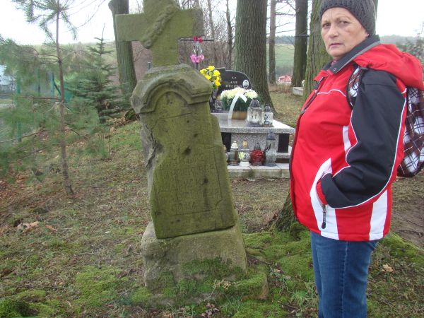 na cmentarzu greckokatolickim, przed - obok i wśród interesujących kamiennych krzyży nagrobnych, przeważnie z pocz. XX wieku, czytelne bukwy cyrylicy - tj. rzeź