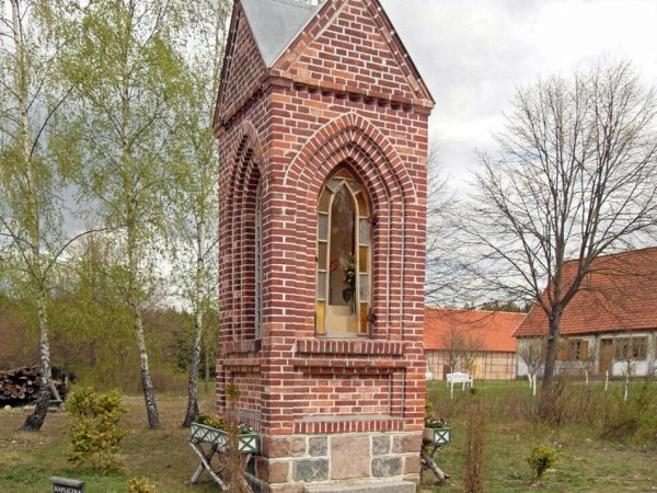 Kapliczka z Puzdrowa - wybudowana w 1937 r. z inicjatywy mieszkańców wsi, którzy w 2005 r. przekazali ją do Muzeum. Wewnątrz figura MB Różańcowej przywieziona z