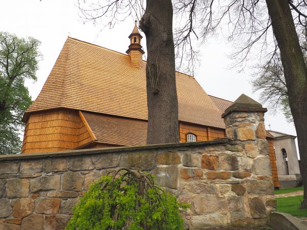 stary kościół, otoczony kamiennym murem - tu jedna z furt.