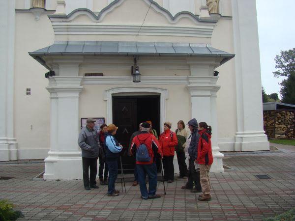 przed wejściem do kościoła.