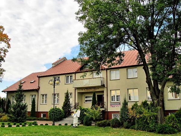 W budynku mieści się m.in. biblioteka, stołówka