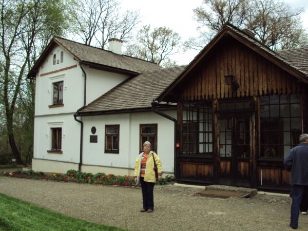 Dworek poetki Marii Konopnickiej - z ekspozycjami we wszystkich pomieszczeniach. W parku, w budynku naprzeciw - duża część muzeum, kiosk z pamiątkami, kasa. Muz