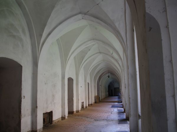 korytarz - jeden z wielu - obiegających jeden z dziedzińców pałacowych.