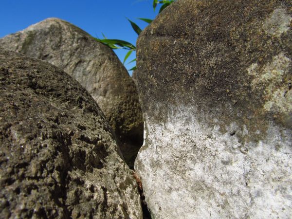 Głazy skalne na ujściu kanału Wdy z jeziora w Jeziornej przy plaży gminnej