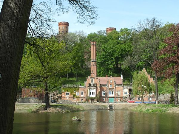 Budynek "ogrodnika" z figurą Hefajstosa