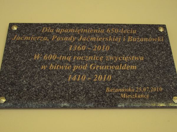 na ścianie budynku miejscowej szkoły - dla upamiętnienia.