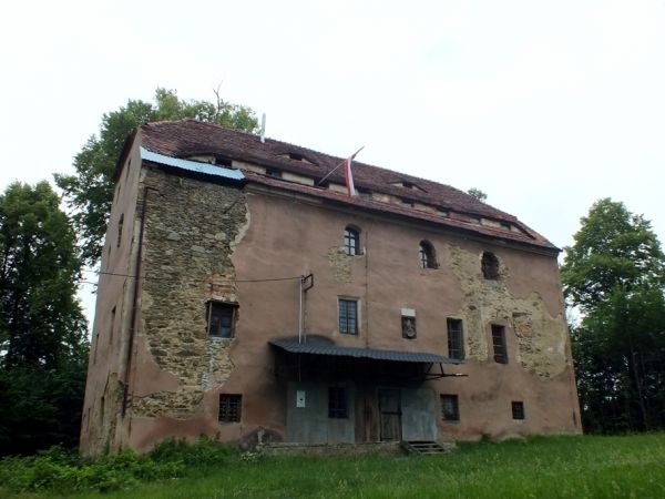 Dwór gotycki z XVI w.