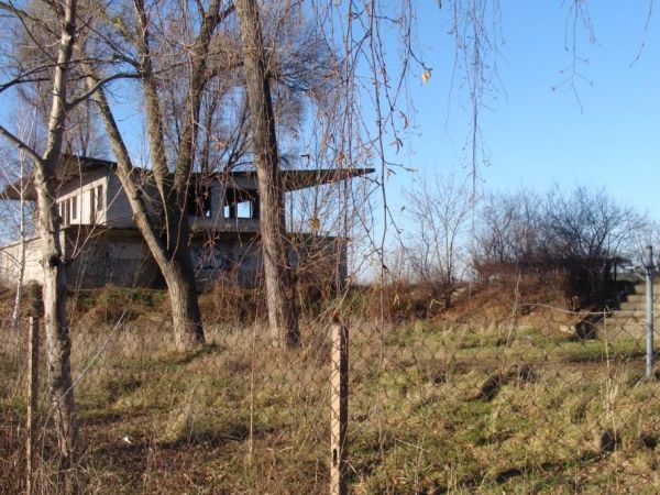 Zdewastowana przystań wojskowa. Zdj. wyk. 14.11.2010 r.