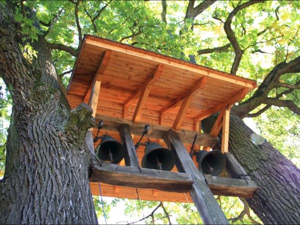 Dawny kościół rzymskokatolicki pw. Objawienia Pańskiego (Trzech Króli), zbudowany w 1754 r. Według tradycji kościół został zakupiony i przeniesiony z Narola. Dz