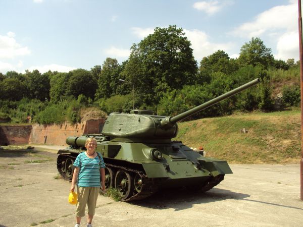 na przedpolach twierdzy / na podgrodziu, przy pomniku - czołg średni T-34/85.