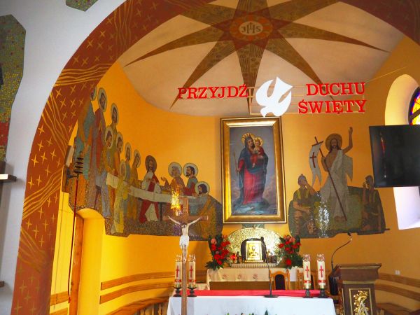 filialny kościół rzymskokatolicki - n/z prezbiterium z bogatą ścienną polichromią  i ołtarz. W 1981r. utworzono tu łacińską parafię pw. Matki Bożej Nieustającej