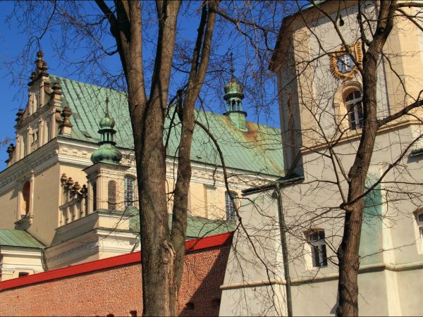 Bazylika Zwiastowania NMP w Leżajsku – wzniesiona w miejscu, gdzie według tradycji ukazała się w 1590 roku Tomaszowi Michałce Matka Boska. Sprawują nad nią opie