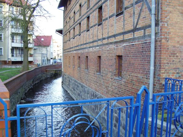 Spichlerz i rzeczka Niezdobna.