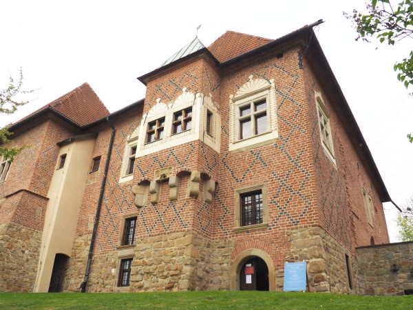 od prawej : na silnej kamiennej podbudowie wzniesiona była kaplica zamkowa - po pożarze nie odbudowana, wejście do niegdyś zamkowej piekarni - stamtąd też ciepł