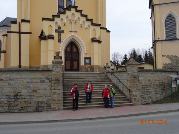 w przerwie murów - schody przed wejściem do kościoła.