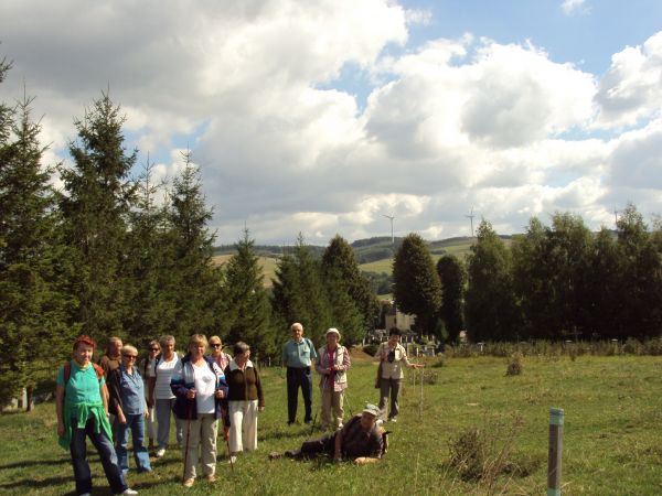 na zdjęciu: studenci - słuchacze Uniwersytetu Trzeciego Wieku z Sanoka   podczas rajdu na trasie: Nowotaniec - Wola Sękowa - Pielnia  przy cmentarzu,  na którym