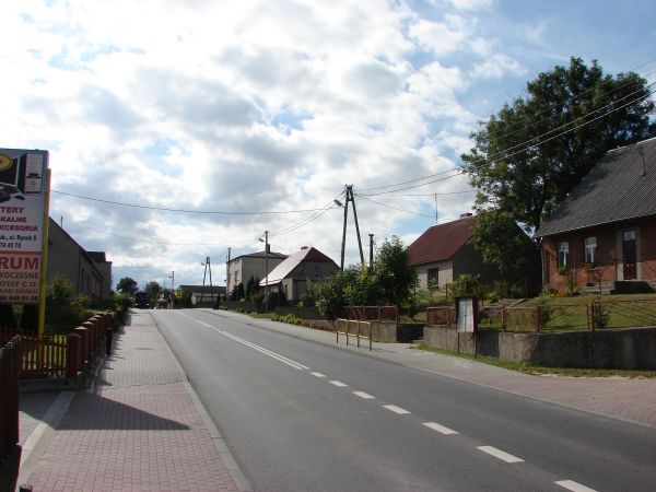 Miejscowość położona przy trasie nr 15 Toruń-Olsztyn.