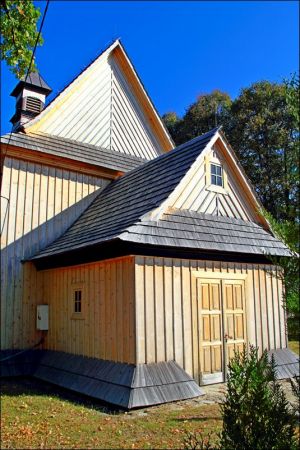 Dawny kościół rzymskokatolicki pw. Objawienia Pańskiego (Trzech Króli), zbudowany w 1754 r. Według tradycji kościół został zakupiony i przeniesiony z Narola. Dz