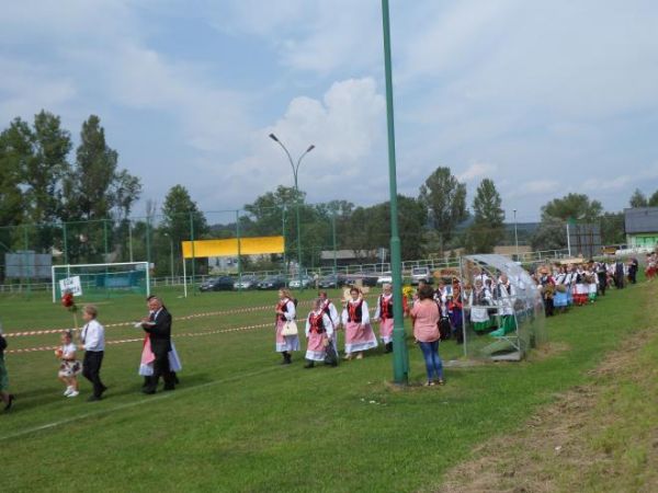 dożynki gminne - 27.08.2017r. - prezentowane wieńce w drodze od kościoła na miejsce festynu.
