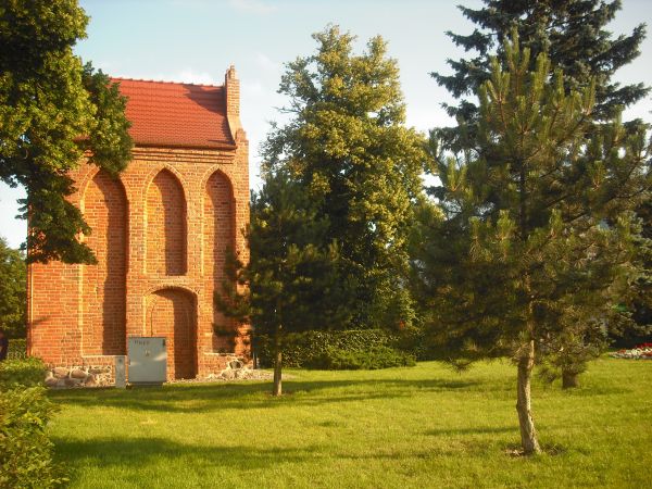 Kaplica nieistniejącego kościoła (od tyłu) na rynku starego miasta w Policach