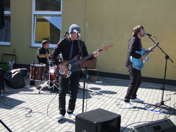 Po biegu i spacerze w pobliskim Osieku odbył się koncert zespołu Big Bit grającego utwory The Beatles.
ZAPRASZAMY ZA ROK !