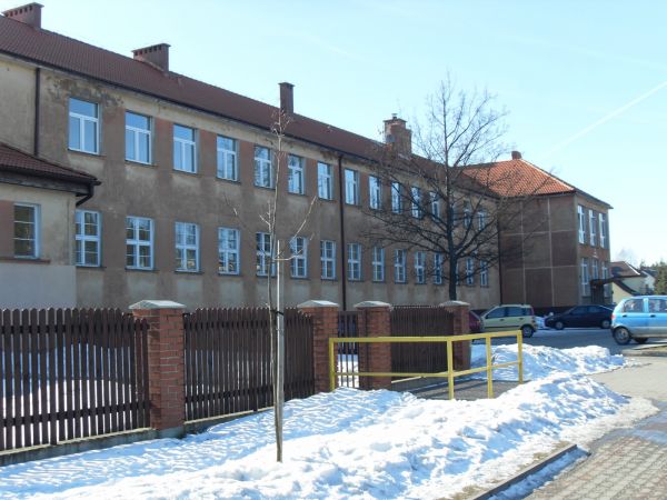 Fronton szkoły przy ulicy Długiej