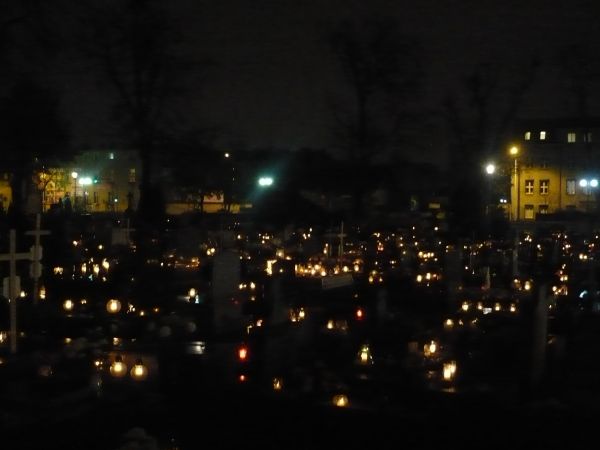 Cmentarz  stary  nocą