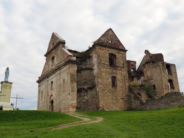 budowę klasztoru rozpoczęto na początku XVIIIw., w roku 1714 zamieszkali tu pierwsi zakonnicy, pożar wybuchł w 1822, od tego czasu kompleks klasztorny popadł w