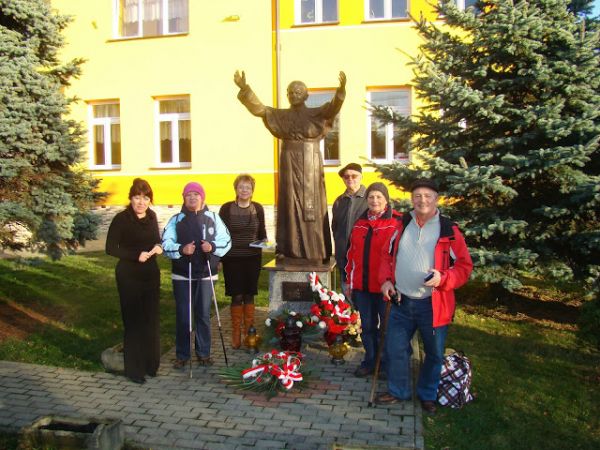 przed szkołą, przy pomniku jej patrona - z paniami dyr. i zastępcą, to im przyjęcie zawdzięczamy i folderami "Szlakiem dawnych osad" - obdarowanie /zapraszamy d