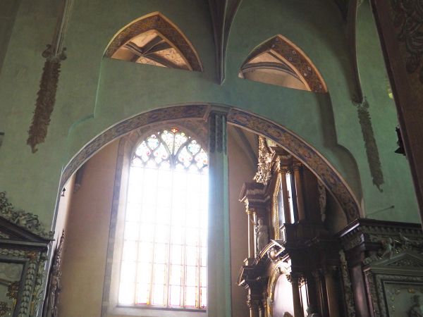nawa północna, ciekawie rozwiązane podparcie sklepienia przy kaplicach. Te kolumny są monolitami.