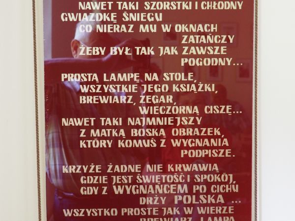 jesteśmy w salce katechetycznej - oddanej niedawno wiernym i pątnikom,  urządzonej w starych folwarcznych obiektach zespołu klasztornego - tu niegdyś były stajn