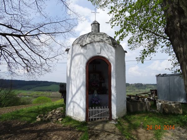 kapliczka z pocz. XX wieku, na rzucie ośmioboku, nakryta kopułką z latarnią, pobita blachą.